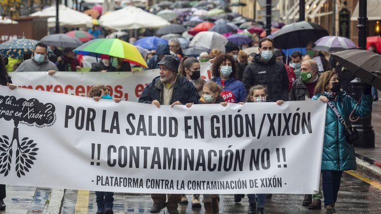 Pancarta en la manifestación contra la contaminación en Gijón