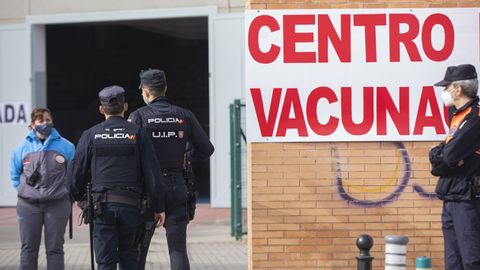 Policas nacionales en un centro de vacunacin de Los Bermejales, en Sevilla, en una imagen de archivo