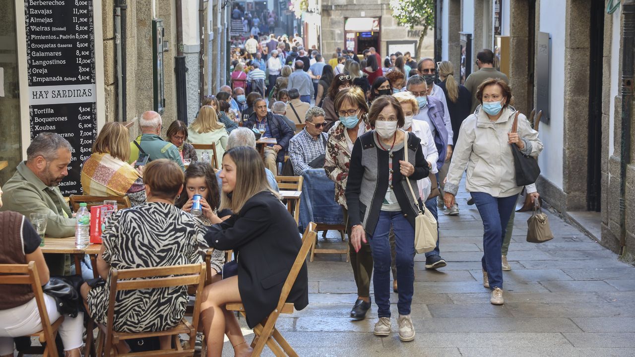 El casco histrico de Santiago se llen de turistas durante el puente del Pilar.