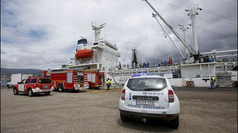 Incendio en un barco atracado en el puerto de Marn