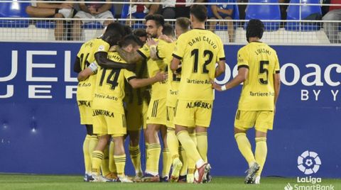 Los jugadores del Oviedo celebran uno de los goles al Huesca