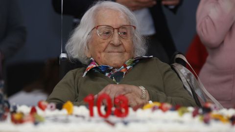 Olga Macías, ante la tarta de su 103 aniversario en la residencia de mayores de Campolongo, en Pontevedra