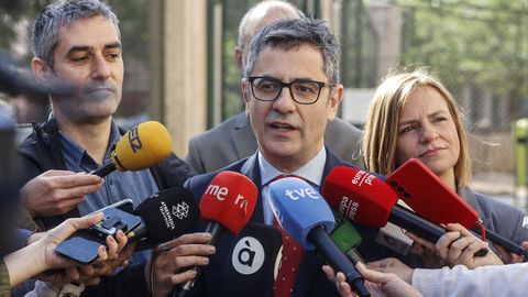 El ministro de Presidencia, Justicia y Relaciones con las Cortes, Flix Bolaos, ayer, atendiendo a los medios.
