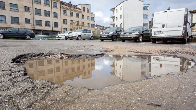 La sucesión de borrascas deja heridas visibles en la red viaria de la ciudad de Pontevedra
