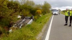 El coche qued� en la cuneta