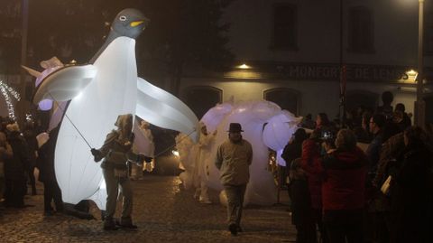 Cuatro enormes pingüinos dieron animación a la cabalgata de Reyes de Monforte