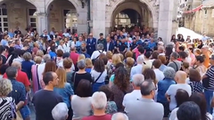 Minuto de silencio en O Porri�o por el menor fallecido al quedarse en un coche