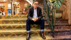 Dennis Lim, en las escaleras del hotel Hernn Corts de Gijn