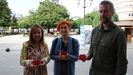 Concejales del BNG mostrando la tarjeta ciudadana