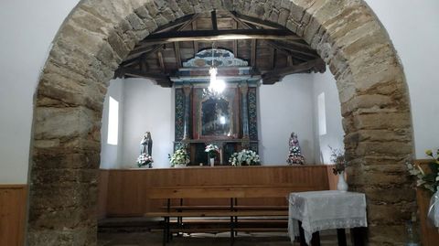 Interior de la iglesia parroquial de Santa María de Rozavales, de probable origen prerrománico