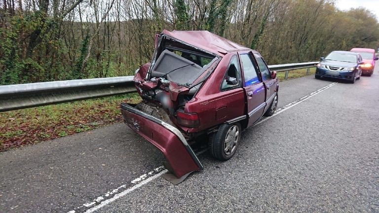 El conductor del turismo resultó herido