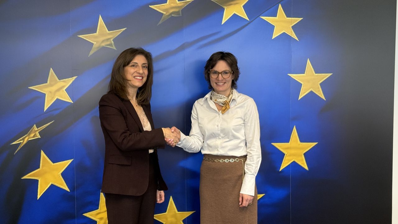 <span lang= gl >A conselleira de Medio Ambiente, �ngeles V�zquez, este luns en Bruxelas coa comisaria de Medio Ambiente, Jessika Roswall</span>