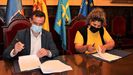 El concejal de Economía de Oviedo, Javier Cuesta, y la presidenta de la Asociación de Vendedores Ambulantes, Rocío Gabarri, han firmado un convenio de colaboración 