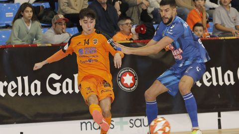 Alberto Mirás pasa el balón ante un jugador del Bisontes Castellón