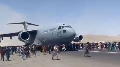 El avin C-17  fue rodeado por cientos de civiles afganos durante la catica jornada del lunes en el aeropuerto de Kabul.