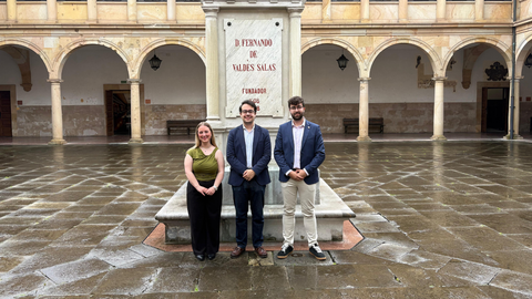 De izquierda a derecha, la secretaria, Cristina Losada Murillo; el presidente del Consejo de Estudiantes, Pelayo Alonso Buelga, y el tesorero del �rgano de representaci�n estudiantil, Iv�n de Paz Brasa.