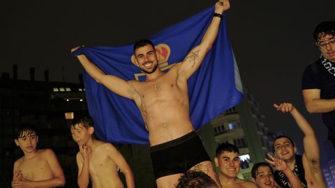 Cientos de aficionados celebran el ascenso del Real Oviedo en la plaza Amrica