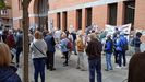 Concentración vecinal en defensa de la Atención Primaria frente al consultorio de Severo Ochoa en Gijón