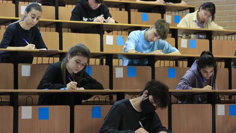 Imagen de archivo de estudiantes haciendo las pruebas de la ABAU