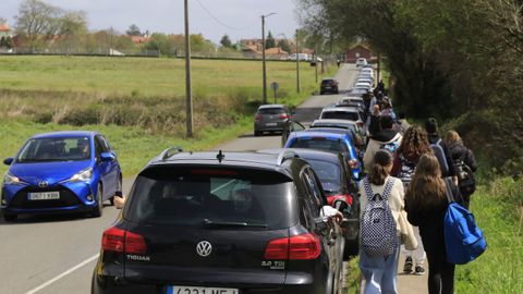 Un gran número de coches a la espera de la salida de los alumnos del ies de Cacheiras, al carecer muchos de ellos de transporte escolar