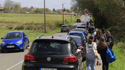 Un gran nmero de coches a la espera de la salida de los alumnos del ies de Cacheiras, al carecer muchos de ellos de transporte escolar