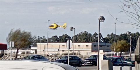 El helicóptero del 061 sobrevolando Cambados esta mañana