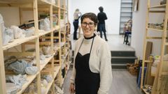 Nora Nebreda posa en mitad de su nuevo taller de cerámica en Ourense