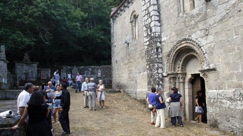 Decoracin romnica en una de las puertas de la iglesia de Pesqueiras, en el municipio de Chantada, que fue cerrada al culto al finales de la dcada de 1960 pero sigue atrayendo visitantes