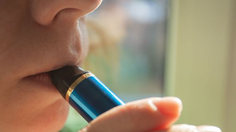 La nueva campaña antitabaco de Sanidad insta a usar la boca para «algo más que vapear»