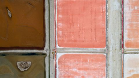 Una vista de salinas en Cdiz remite en su esttica a un cuadro de Rothko