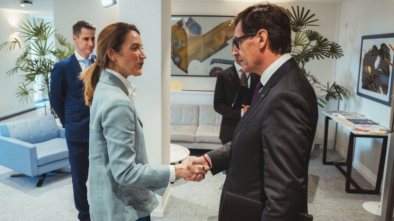 El presidente de la Generalitat, Salvador Illa, saluda a la presidenta del Parlamento Europeo, Roberta Metsola, este miércoles en Bruselas
