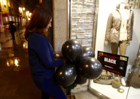 Las tiendas colocarn globos negros y un cartel. 