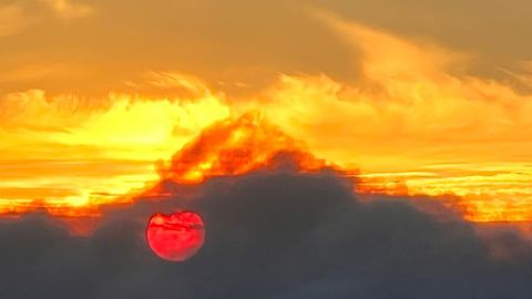 Puesta de sol en el humo del incendio (agosto, 2022). Vistas de Barbanza desde Vilagarcía.