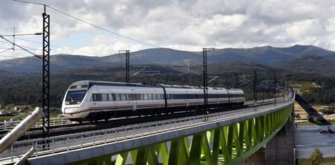 La apertura del viaducto del Ulla pareca haber consolidado el tren a Madrid. 