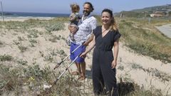 Roberto Reschi y Sheila Bodego con el pequeo Raphael, limpiando la playa de A Frouxeira (Valdovio)