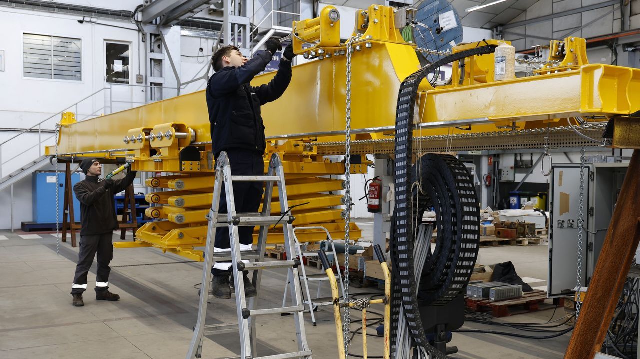 Trabajadores en la factor�a de Industrias Ferri preparando equipos para programas de Pa�ses Bajos y B�lgica.