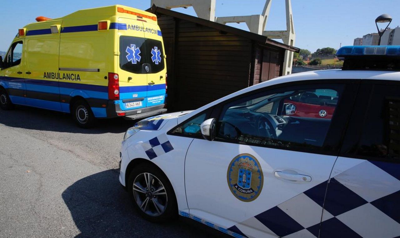 V�deo de las elecciones en Burela, con colas para votar.Polic�a y ambulancia en la playa de San Amaro por una falsa alarma de covid