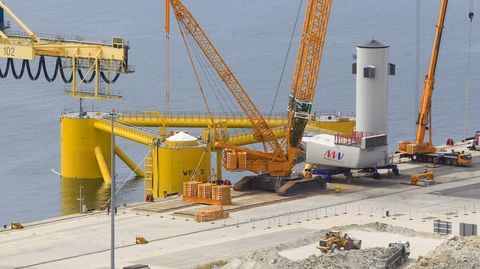 Imagen de archivo del montaje de un aerogenerador en una plataforma marina flotante, en el puerto exterior de Ferrol