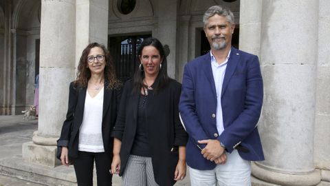 La concejala de Servicios Sociais, Eva Martínez (en el centro), junto a Teresa Gallo y Juan Luis Montero