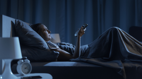 Una persona ve la televisi�n por la noche.