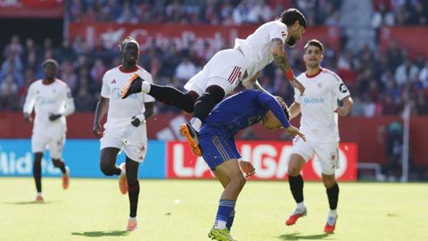 Gudelj salta por encima de Ilyas Chaira durante el Sevilla-Real Oviedo