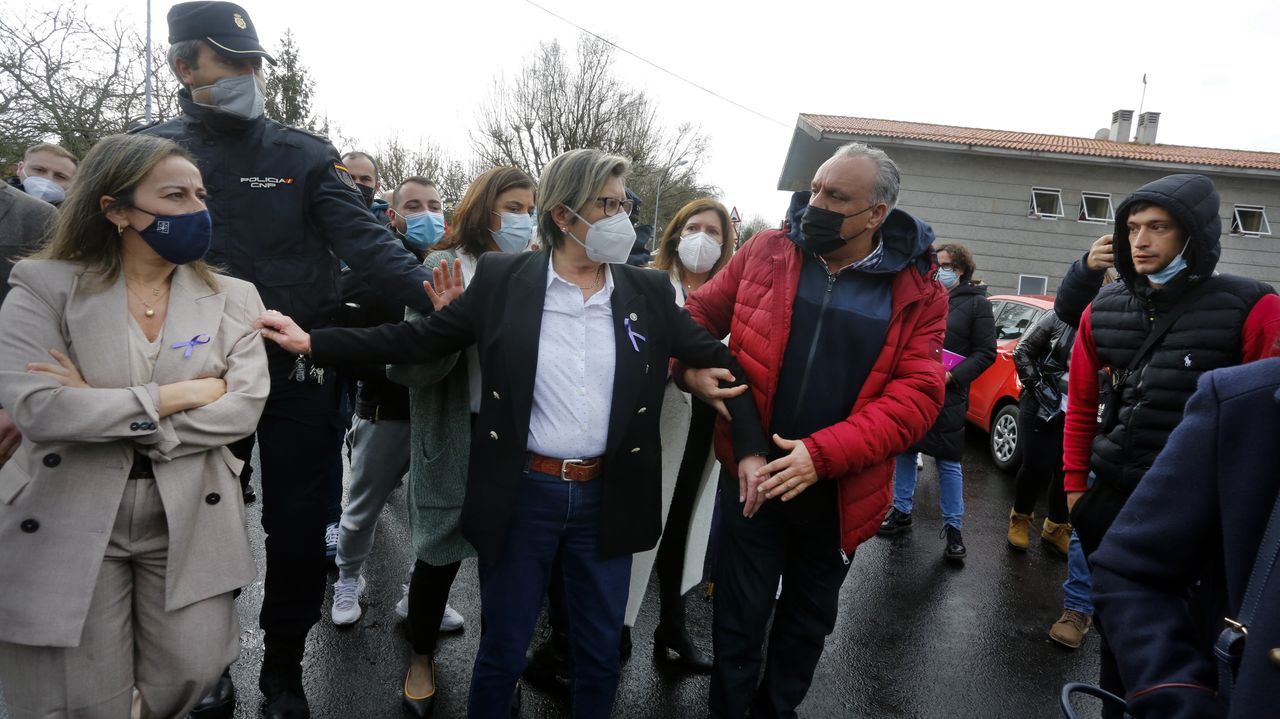 Parques infantiles que no son de cat�logo.V�zquez y Quintana, con el bateeiro que sali� en su auxilio cuando las acorralaron y acosaron este viernes en Vilaxo�n, a las puertas del Intecmar