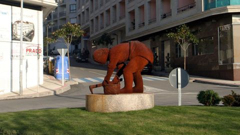 Monumento a las mariscadoras en Arcade, de Carlos Tesouro
