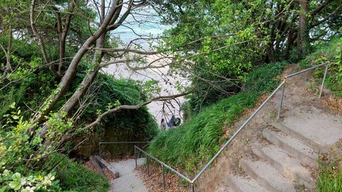 PLAYA DE ARNELA (SADA). Son 130 metros de playa y unas escaleras complicadas para llegar a ella. Se trata de unos de esos parasos sadenses. Un arenal virgen prximo al cementerio de Arnela.