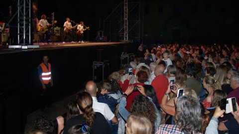 Miles de personas presenciaron el primero de los cinco conciertos gratuitos que están programados en la explanada de la Compañía durante las fiestas de Monforte