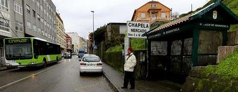 Un vecino de Chapela espera ayer ante una marquesina la llegada del autobs de Vitrasa que le traslada hasta Vigo.