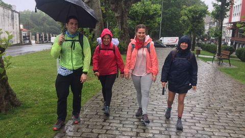 Kevin, Ada, Judith y Alicia llegaron el domingo a Ferrol desde Barcelona y ayer comenzaron una ruta que no les importa recorrer bajo la lluvia