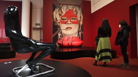 La exposición acoge una reproducción del retrato de Mae West y el sillón de los labios elaborados por Dalí.