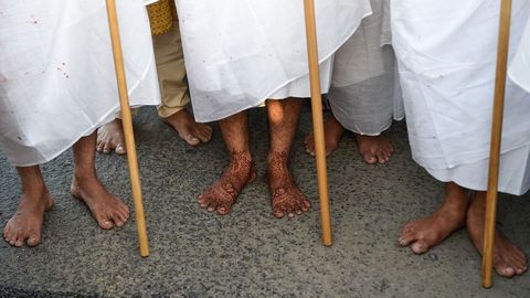 Ceremonia de monjes janistas en las afueras de Ahmedabad, en India