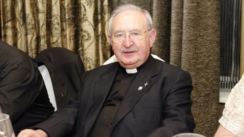 Jos Bello Lagela, que sigue en activo a sus 84 aos de edad, fue ordenado sacerdote en el ao 1960; y tuvo su primer destino en Ferrol, en la parroquia de Las Angustias